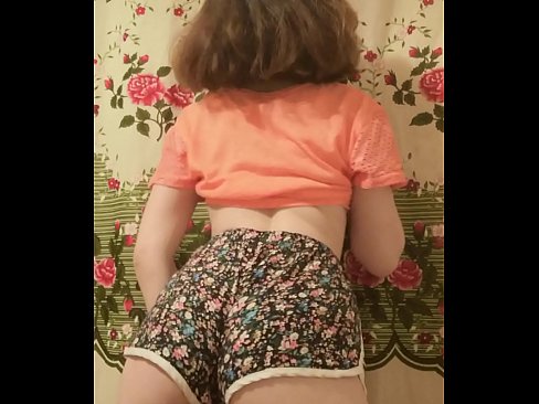 ❤️ Garota jovem e sexy tirando seus shorts da câmera ❤ Porno fodido em nós ❌