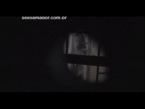 ❤️ Lourinho é secretamente filmado por um voyeur de bairro escondido atrás de tijolos ocos ❤ Porno fodido em nós ❌
